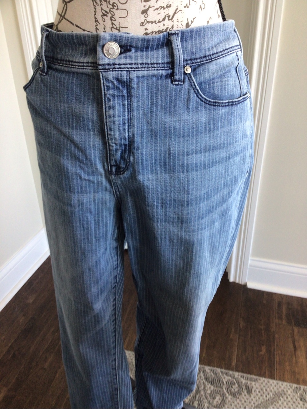 Chico's So Slimming Light Blue Pinstripe Cropped Jeans Sz 1